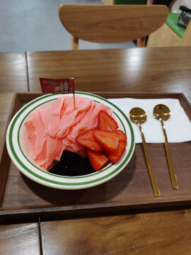 草莓冰淇淋