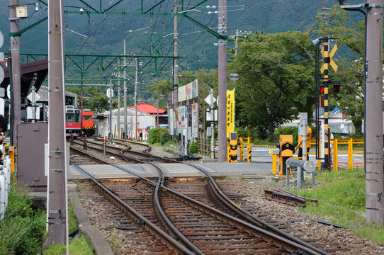日本箱根景区的火车道口