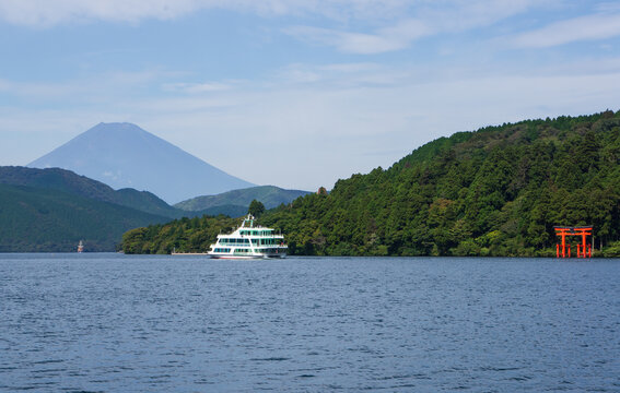 日本箱根富士山旁芦之湖上的游船