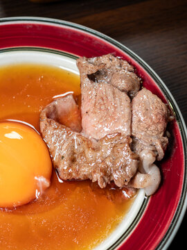 日式烤牛肉配生鸡蛋
