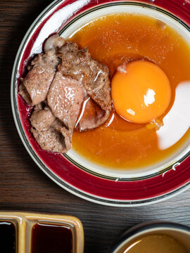 日式烤牛肉配生鸡蛋