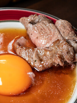 日式烤牛肉配生鸡蛋
