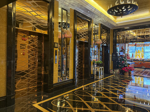 富丽堂皇酒店电梯间