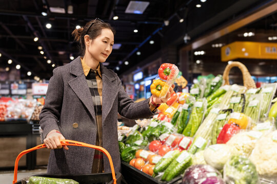 超市选择健康食品新鲜蔬菜的女人