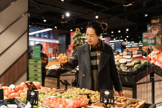 亚裔女性在超市购买绿色食品
