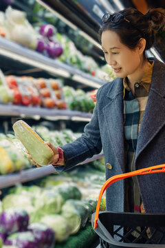 女性在超市考虑健康食品膳食计划