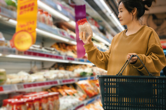 女人在超市挑选绿色食品