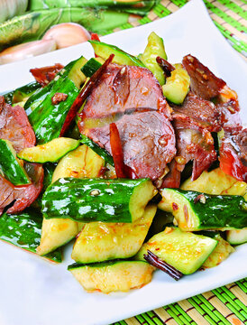 酱牛肉拍黄瓜