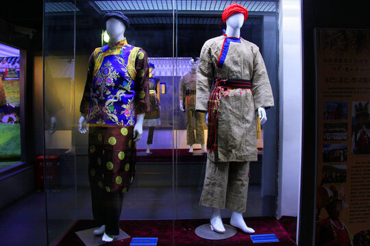 纳西族男子服饰