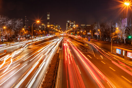 北京晚高峰车流形成流光溢彩的城市夜景图