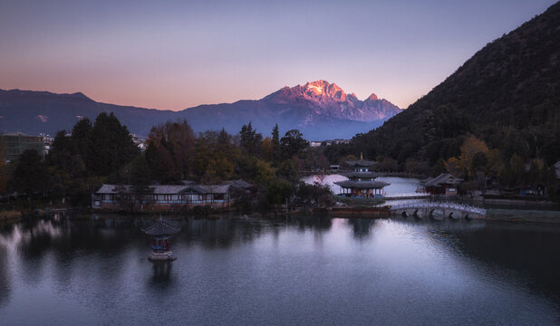 云南丽江玉龙雪山日照金山