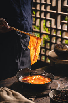 中式传统复古麻辣牛舌牛肉