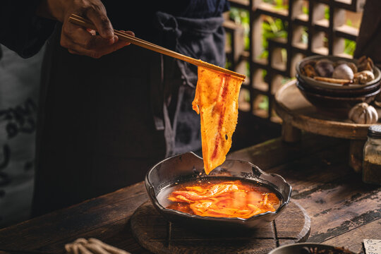 中式传统复古麻辣牛舌牛肉