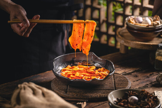 中式传统复古麻辣牛舌牛肉