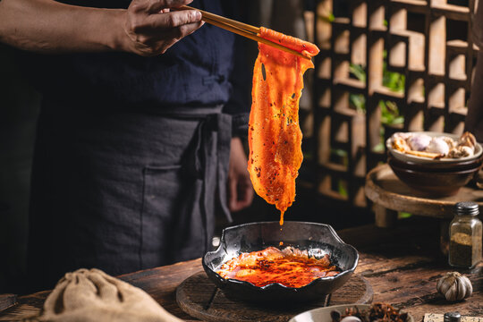 中式传统复古麻辣牛舌牛肉