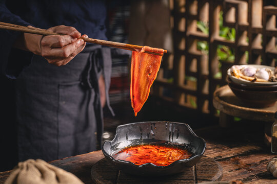 中式传统复古麻辣牛舌牛肉
