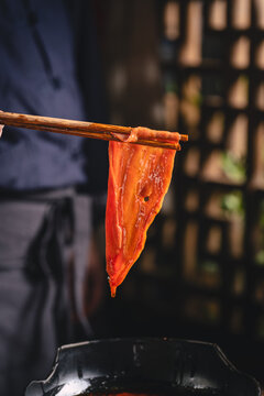 中式传统复古特写麻辣铁板牛舌牛肉