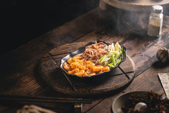 中式传统复古特写麻辣铁板烧虾