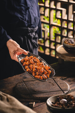 中式传统复古特写铁板烧麻辣肥肠