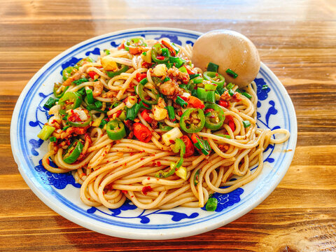 肉丝炒粉加卤蛋