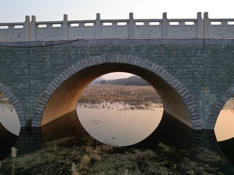 夕阳金光穿洞