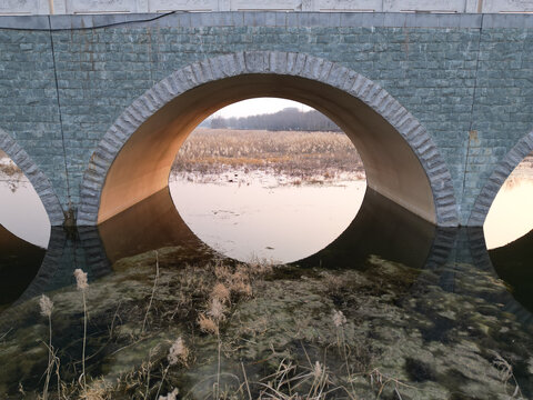 夕阳金光穿洞