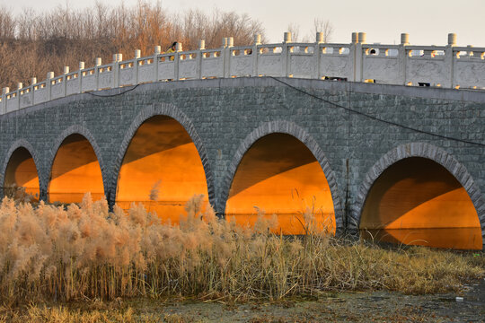 夕阳金光穿洞
