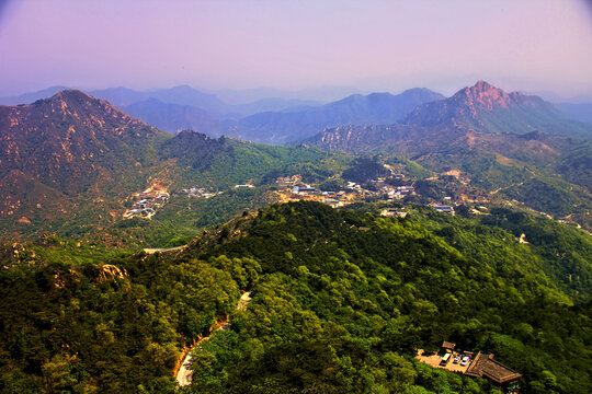 盘山俯瞰险峻山峰