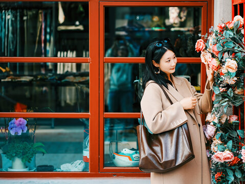 年轻优雅女人艺术构图