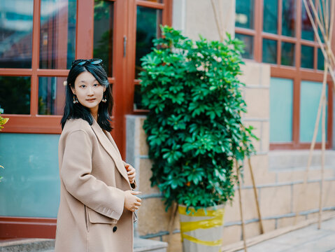 年轻女人休闲步行去咖啡馆购物