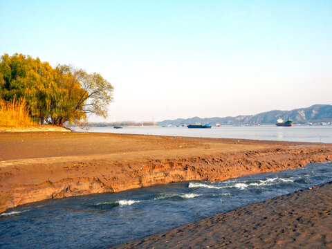 江边溪流