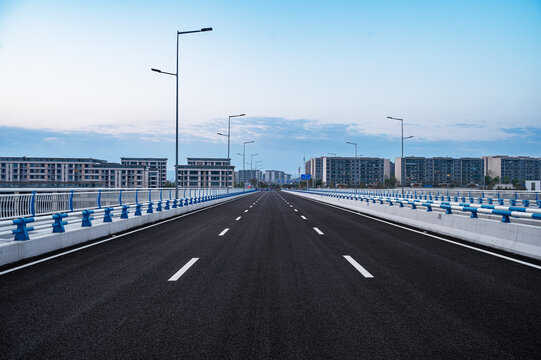 重庆市渝北区丛岩桥空旷的道路与城市建筑