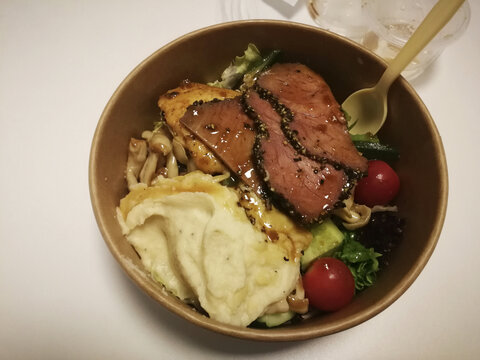 烟熏鸭肉轻食