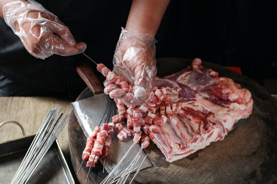 现穿羊肉串
