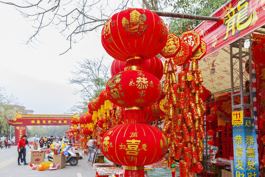 迎春逛花市挥春市场红灯笼