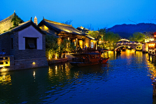 古北水镇夜景长城脚下小镇