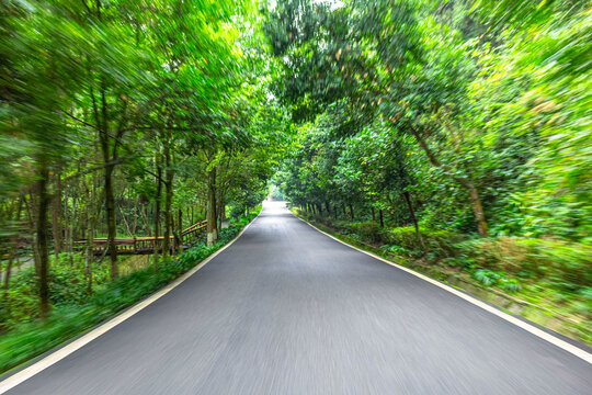 前进视角的乡村道路