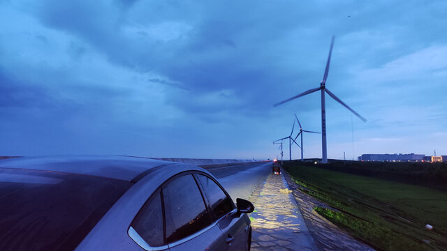 上海滴水湖东海大桥海边夜景风车
