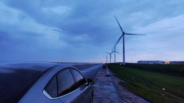 上海滴水湖东海大桥海边夜景风车