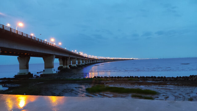 上海滴水湖东海大桥堤岸礁石海景风景夜景