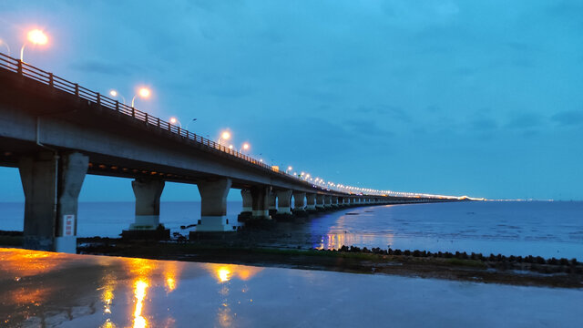 上海滴水湖东海大桥夜景