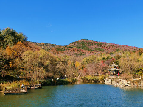 北京北宫森林公园三迭水秋景