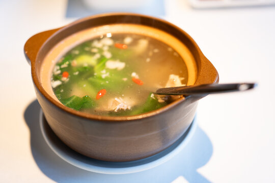 亚洲中国广东中餐厅的鸭肉枸杞蔬菜汤