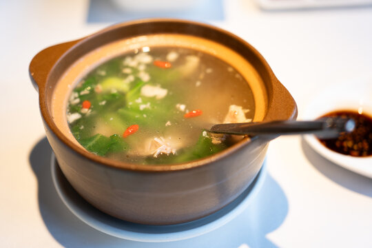 亚洲中国广东中餐厅的鸭肉枸杞蔬菜汤