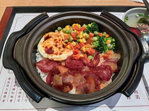 腊味三拼煲仔饭叉烧饭