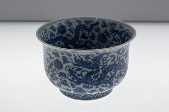 青花缠枝莲花龙纹碗