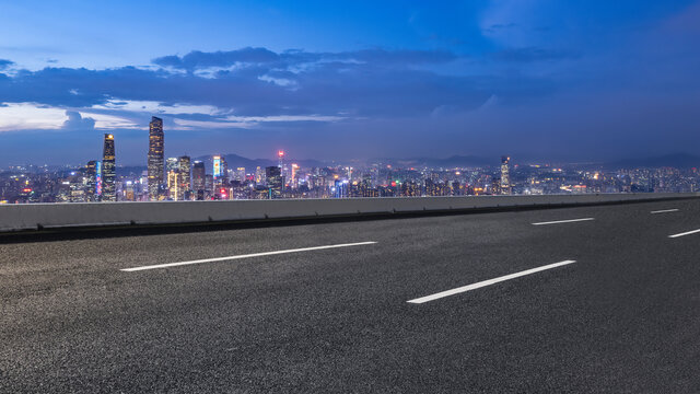 前进的道路与城市夜景