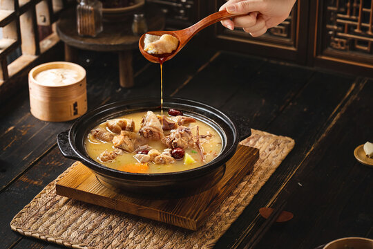 炖土鸡汤