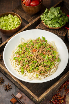 辣椒炒肉面