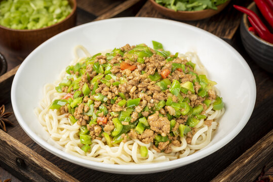 辣椒炒肉面